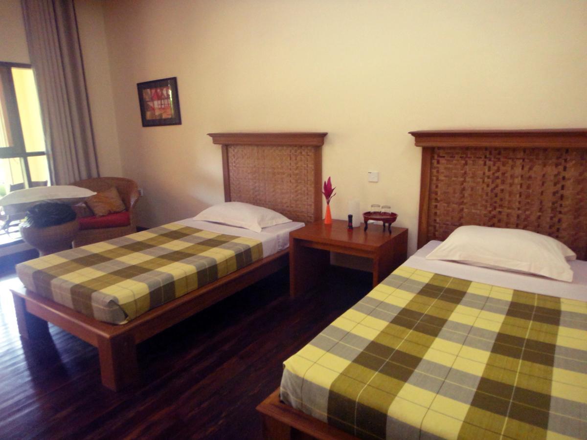 Golden Sunrise Hotel Kyaikto Exterior photo