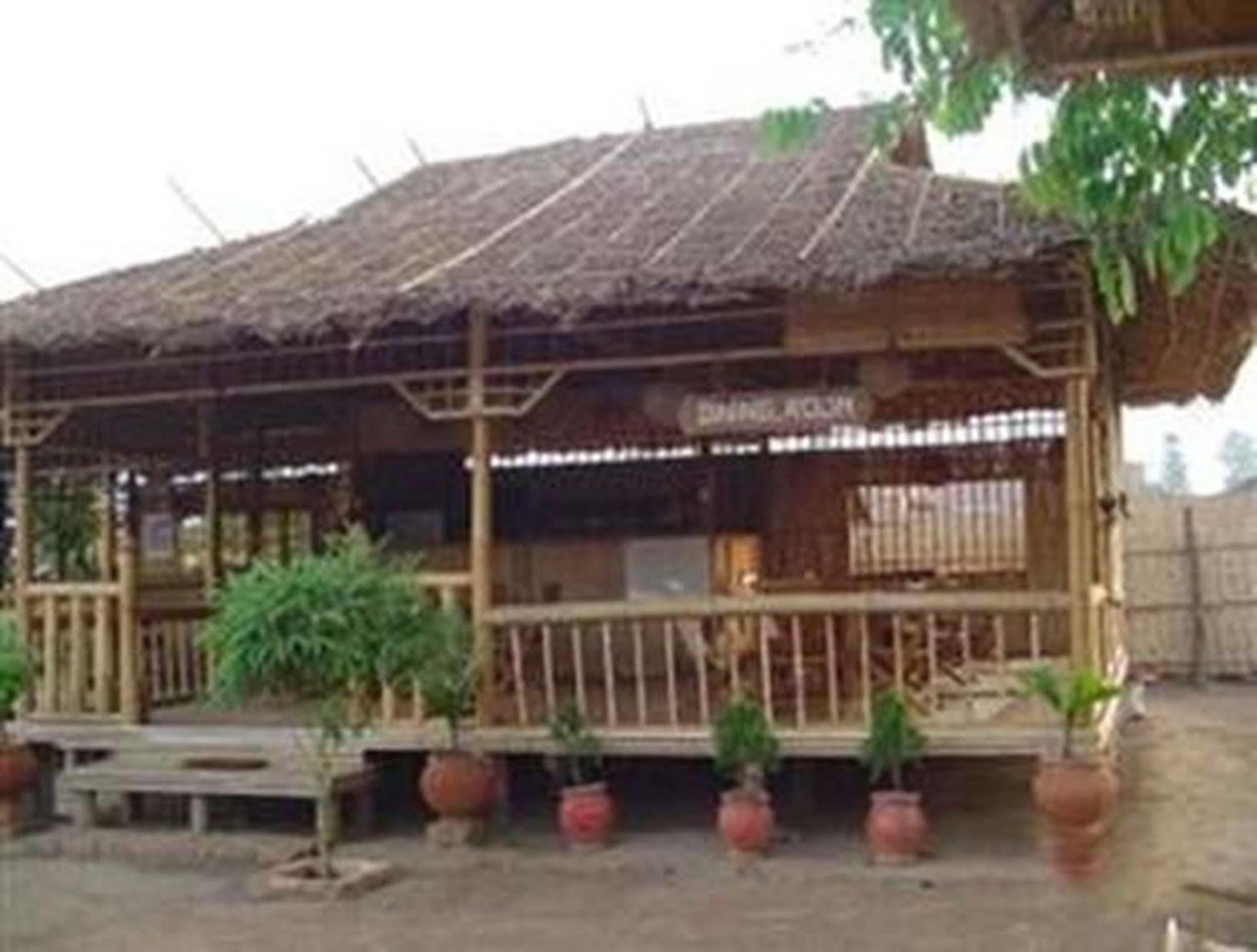 Golden Sunrise Hotel Kyaikto Exterior photo