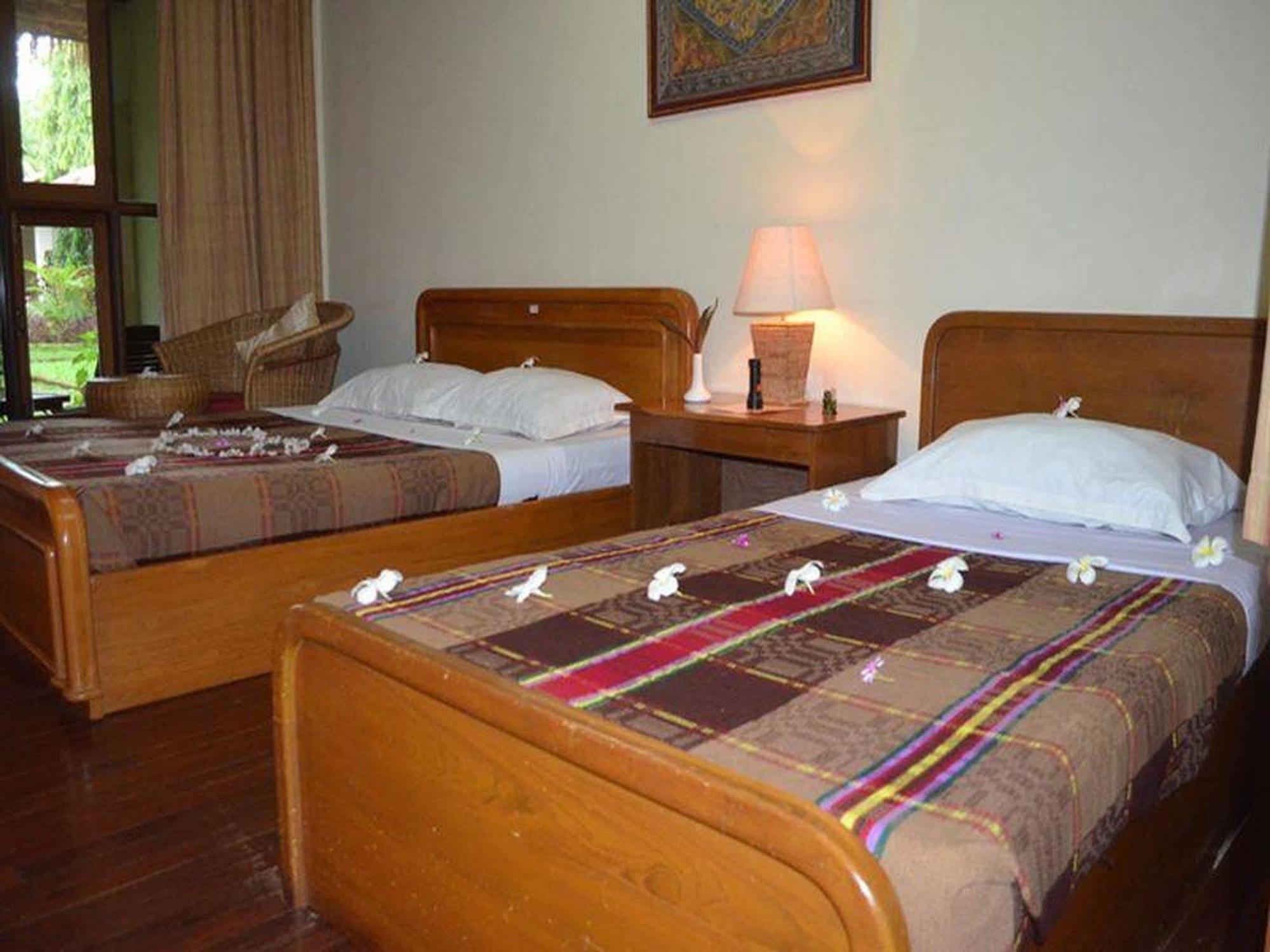 Golden Sunrise Hotel Kyaikto Exterior photo