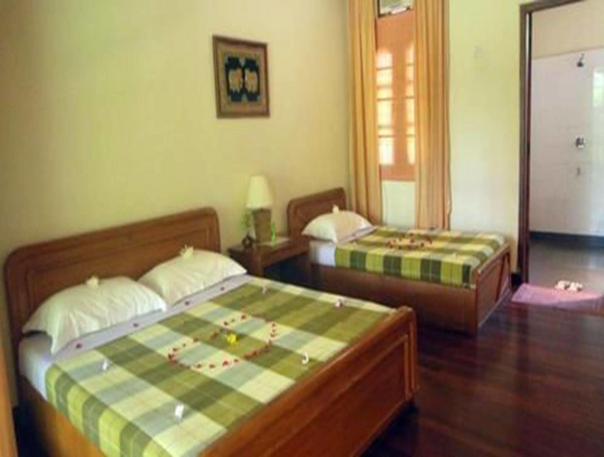 Golden Sunrise Hotel Kyaikto Exterior photo