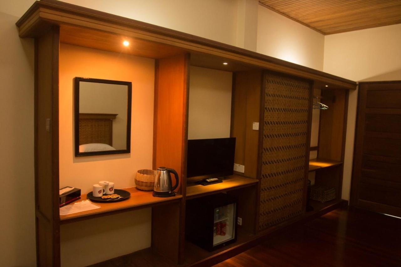 Golden Sunrise Hotel Kyaikto Exterior photo